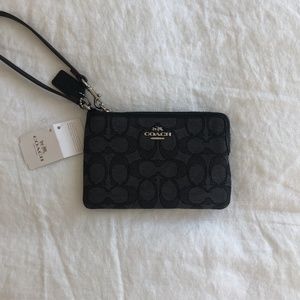 🚫SOLD🚫 COACH Black Corner Zip Wristlet NWT